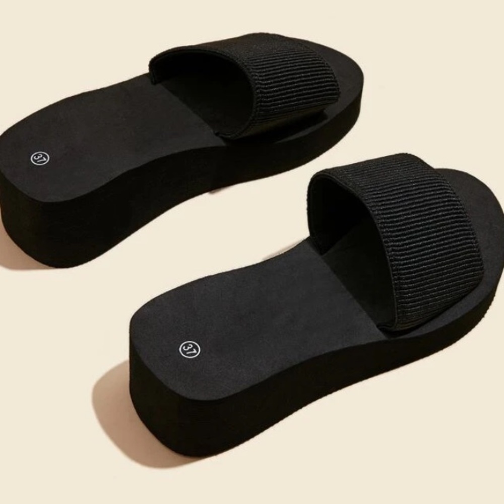 BRAND NEW 🔥  Black Wedge Mules